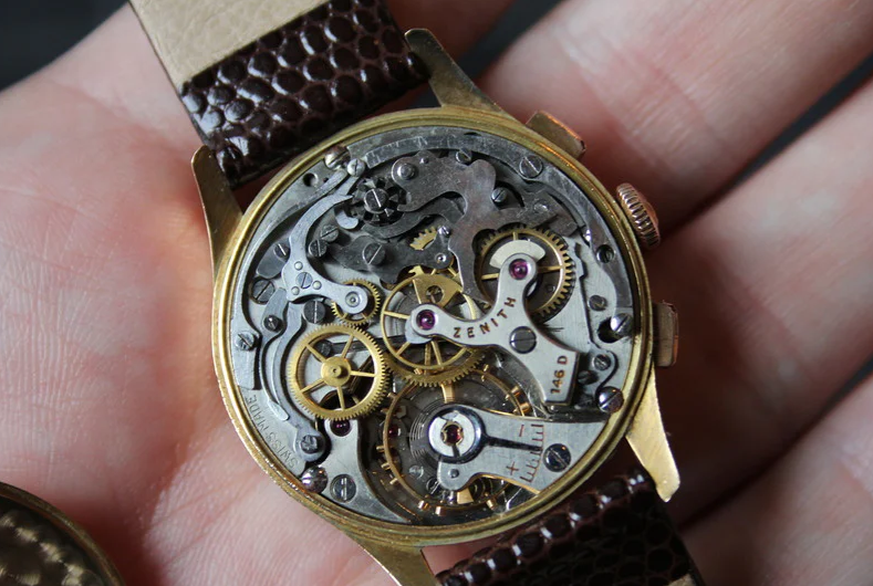 Determina Il Movimento Di Molti Orologi